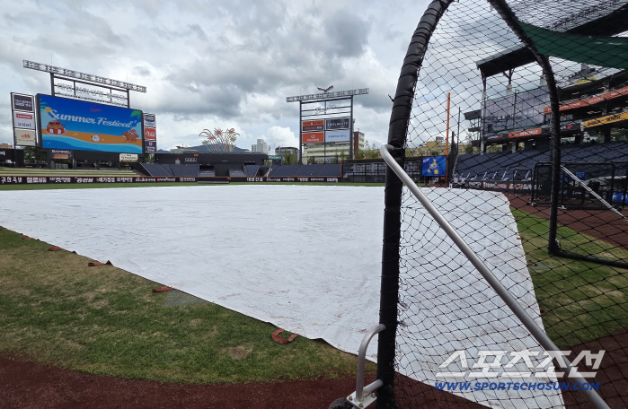 It's heavy rain in the central part of the country. What's the current weather at Daejeon Ball Park? Can Lotte face off against Hanwha for two consecutive wins and four consecutive losses?