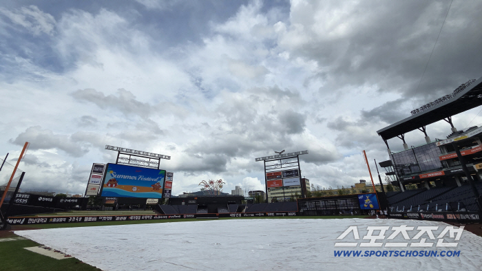 It's heavy rain in the central part of the country. What's the current weather at Daejeon Ball Park? Can Lotte face off against Hanwha for two consecutive wins and four consecutive losses?