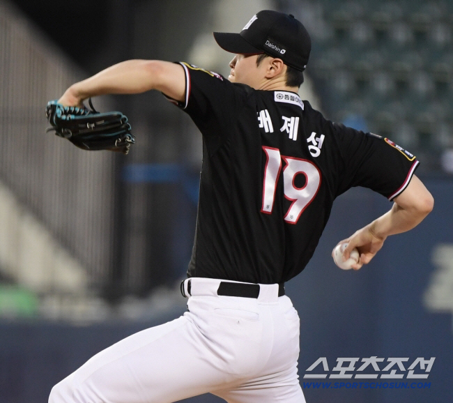 It's a rain forecast until night, but Suwon has already stopped raining. Will Song Seung-gi and Ahn Hyun-min's second game be played? 