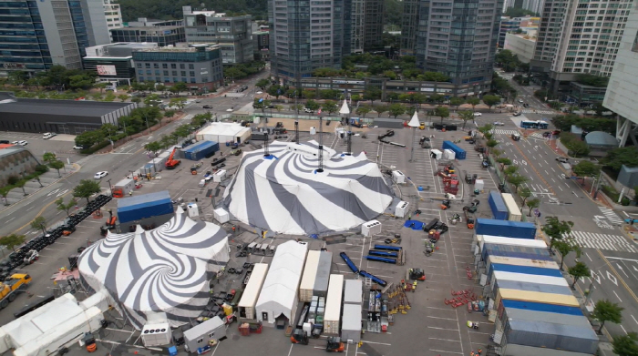 KOOZA, the big top that appeared in Centum City..give a performance signal