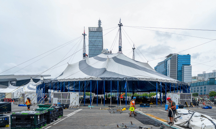KOOZA, the big top that appeared in Centum City..give a performance signal