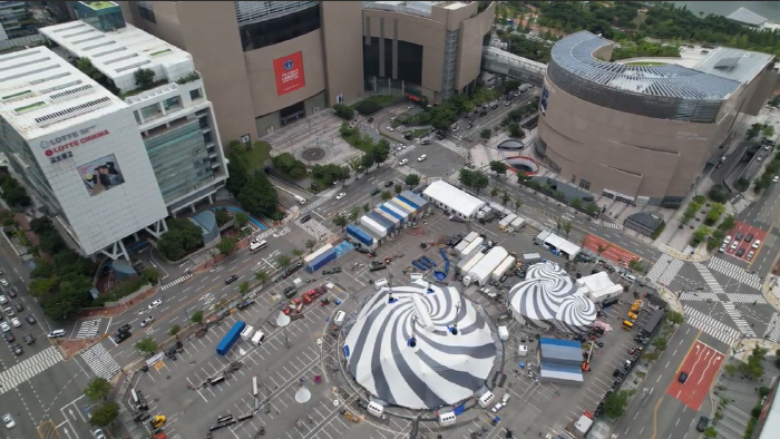 KOOZA, the big top that appeared in Centum City..give a performance signal
