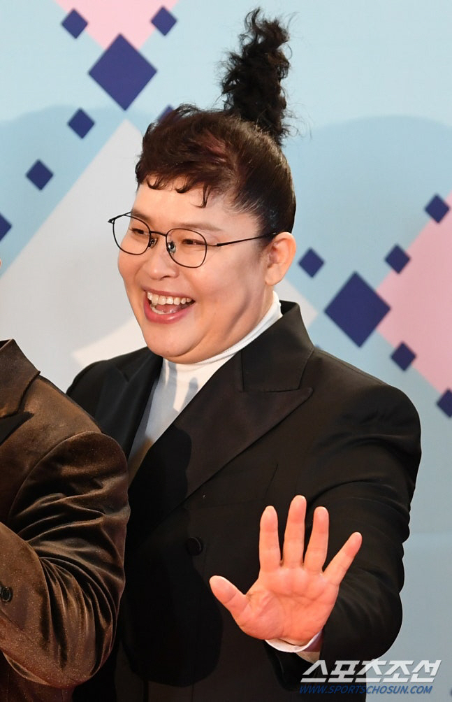 Lee Young-ja, 58, went to the verge of marrying a soccer player..I should've done it then