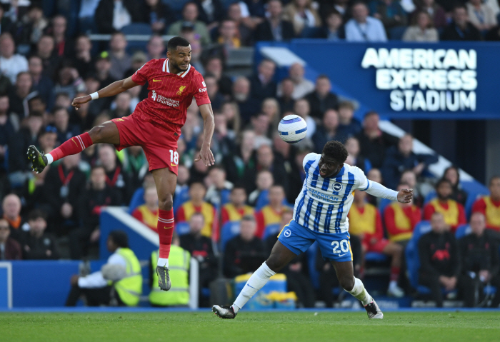 Manchester United, who spent 385 billion won on three strikers, said they had no money, will focus on it..Brighton Express Sumi, love call