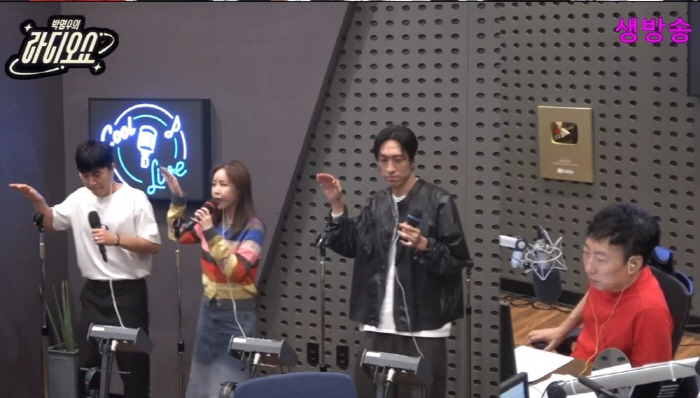 Moonwon ♥ Shinji, the juniors are too young these days…I'm going to record quickly because I'm worried that my juniors will be uncomfortable. (Radio Show)
