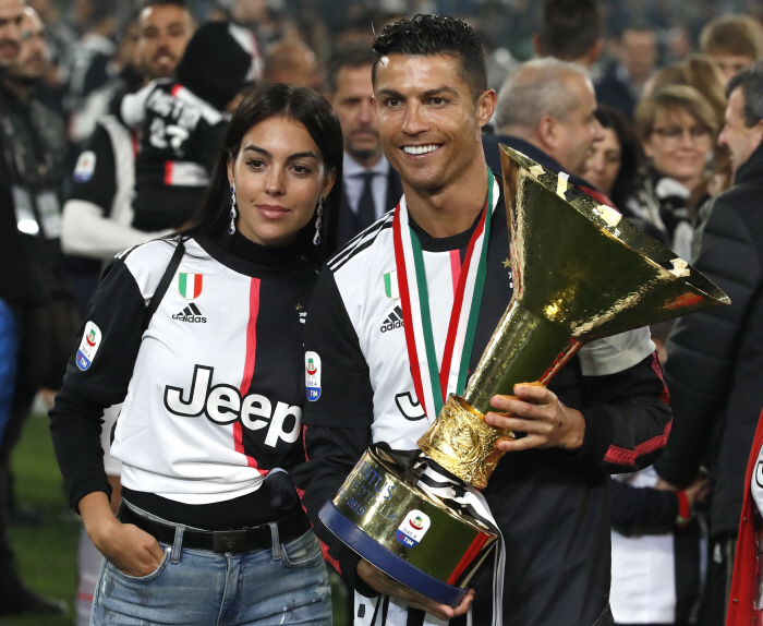 Once, the younger brother is Son Heung-min, the younger brother, and Ronaldo Messi as the best player of all time...Ronaldo is the skill!
