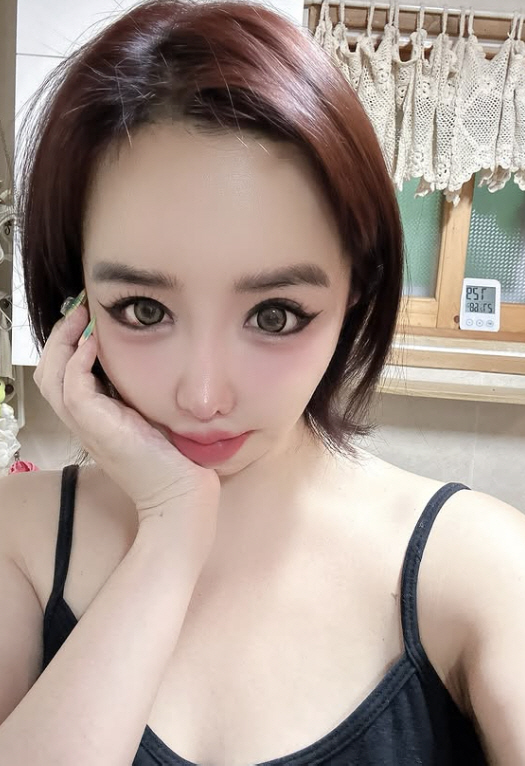 Park Bom's first update since announcing the suspension of 2NE1 activities...Another changed face. 