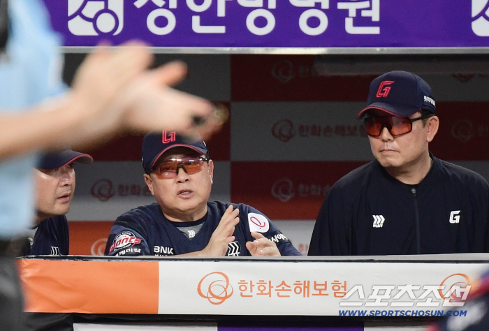  Director Kim Tae-hyung talks with coaches