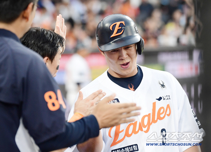  Roh Si-hwan hit and scored a happy point