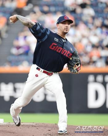 Velazquez's first KBO League start pitching