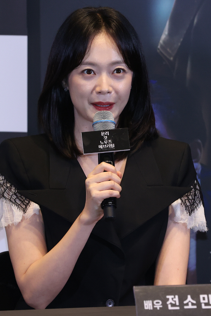 Shin Seung-ho in a priest's suit → Jeon So-min, a bright-eyed telegraphist...Only God, Summer Theater Decorations (Roundup)