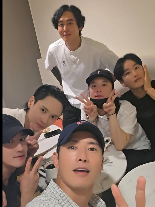 Click B Kim Sang-hyuk → Oh Jong-hyuk, the 26th anniversary of the entire group meeting...Comeback by any chance?