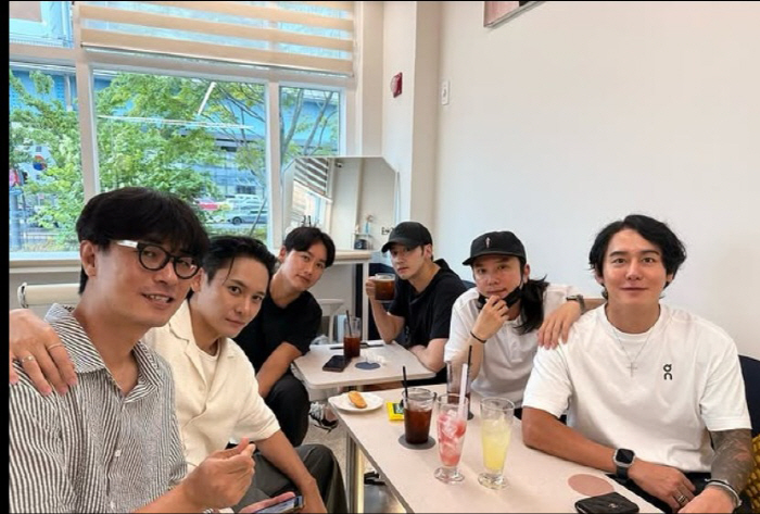 Click B Kim Sang-hyuk → Oh Jong-hyuk, the 26th anniversary of the entire group meeting...Comeback by any chance?