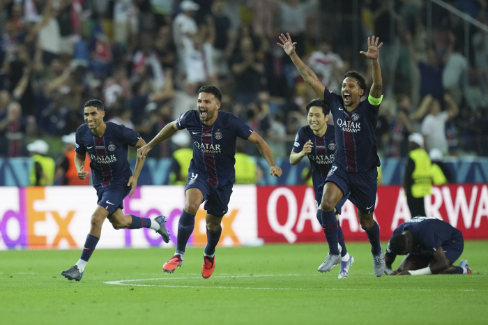 Crazy! What a big twist? The Super Cup, which became a revival show for Lee Kang-in, and the Joker appeared, scored a mid-range shot chase goal  a penalty shootout. PSG's first ever winner