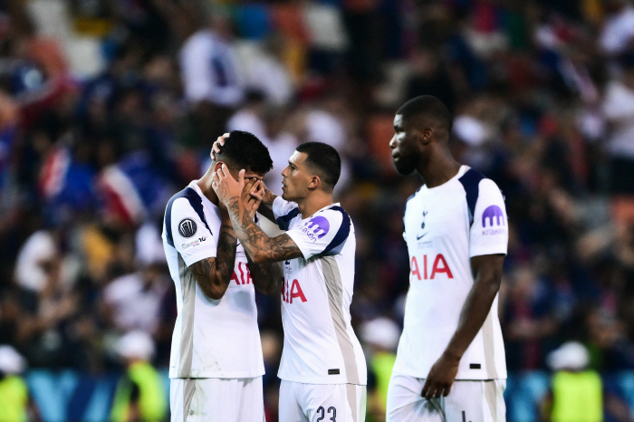 Don't cry guys, forever Tottenham man Son Heung-min consoling his old teammate frustrated by Super Cup upset loss..A good day will come soon