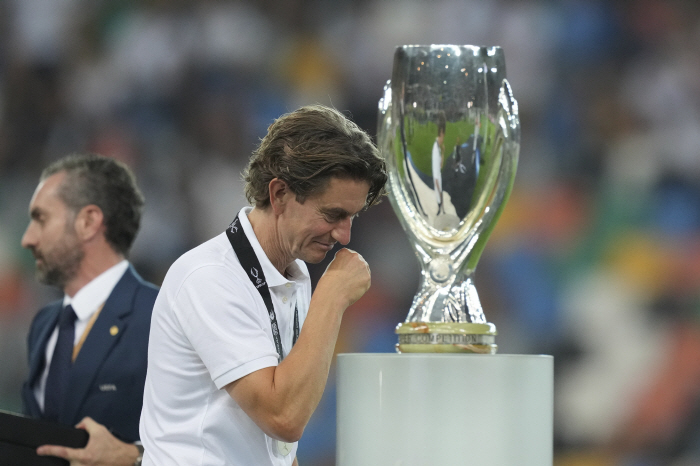 Don't cry guys, forever Tottenham man Son Heung-min consoling his old teammate frustrated by Super Cup upset loss..A good day will come soon