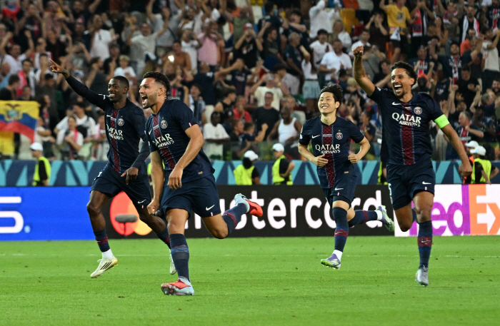 Enrique Kang-in's strong hug. Did he steal the coach's heart with a miracle chase goal? I'm satisfied with Lee Kang-in's performance...Thumbs up to Tottenham, the loser