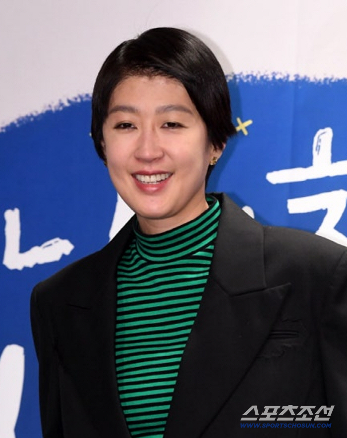 Hong Jin-kyung, you said it was 300 billion won in cumulative sales..Kimchi is sold well in overseas marts (Okmoon)
