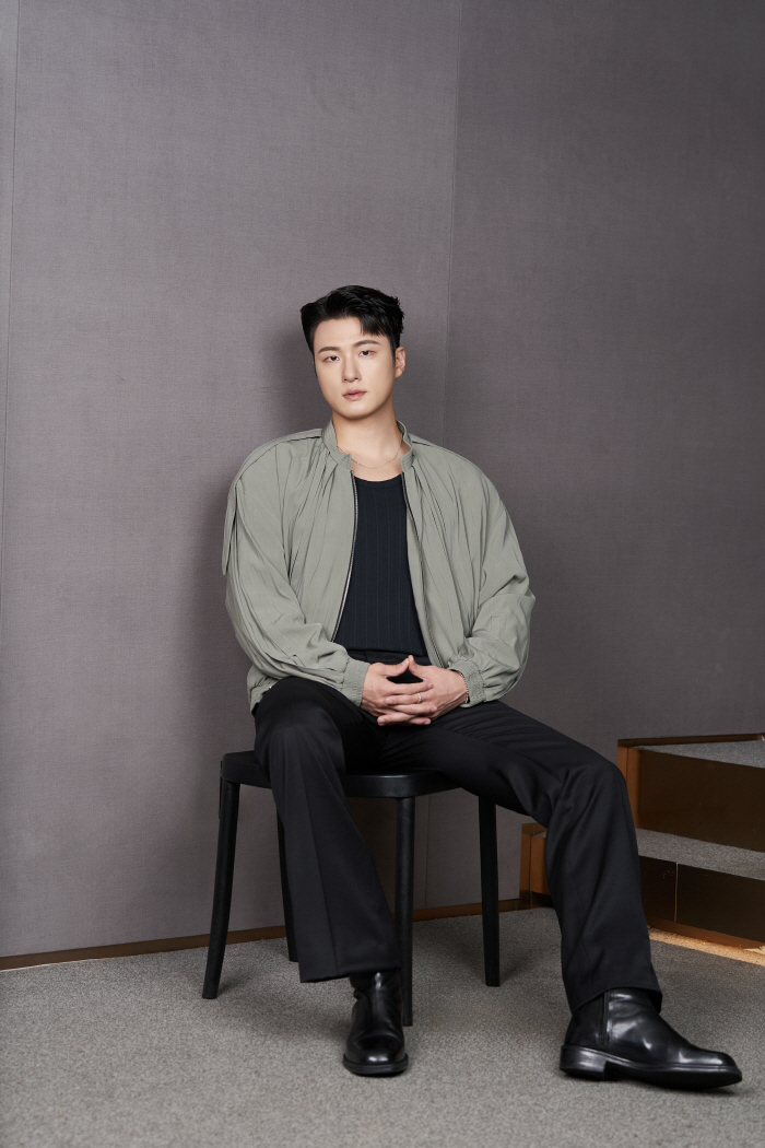  After Shin Seung-ho and Kang Dong-won and Lee Jin-wook, are you going to wear a school uniform? I don't dare stand up to it