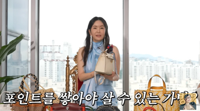 Jang Young-ran got rejected at Hermes' store. There's a bag on display, but they don't sell it
