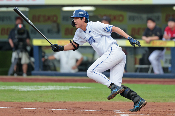 Koo Ja-wook's first at-bat double → tied score