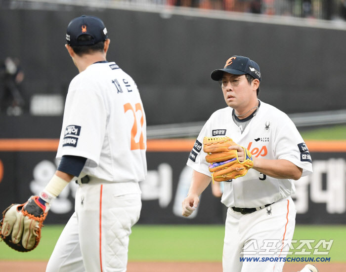  Ahn Chi-hong's double play to help Ryu Hyun-jin
