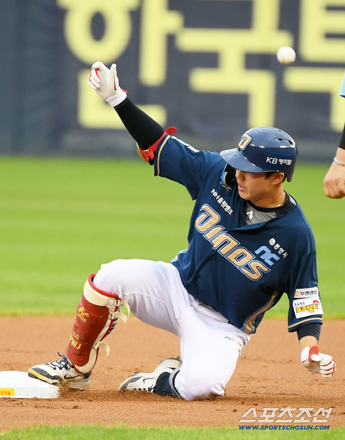  Choi Won-joon lands on second base
