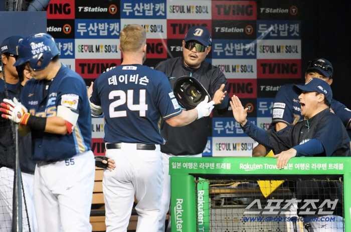  Coach Lee Ho-joon is happy with Davison's home run