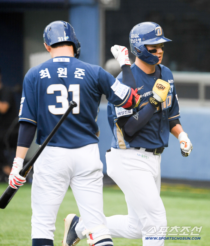  A home run shot as soon as Kim Joo-won started