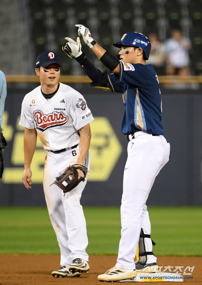  Kim Joo-won pulls a foul home run and hits a double