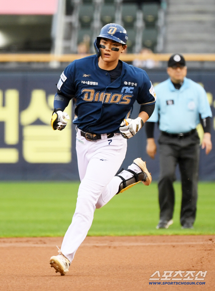  Kim Joo-won's leadoff solo shot