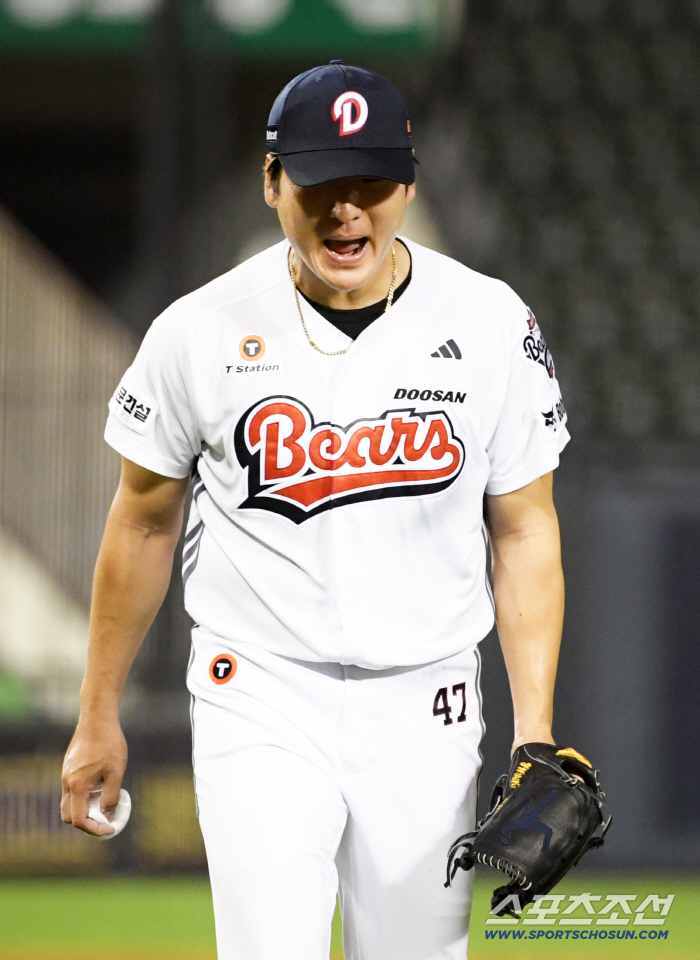  Kwak Bin roars after erasing the bases loaded