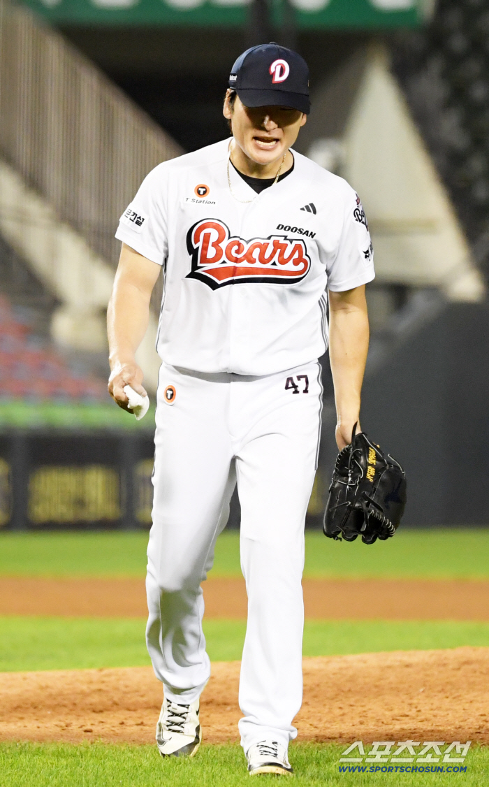  Kwak Bin roars after escaping from the bases-loaded crisis