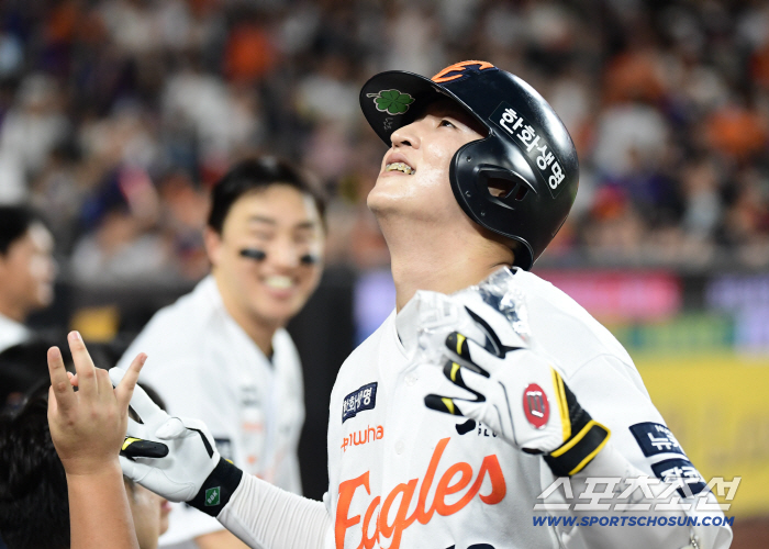  Lee Jinyoung's happy solo home run shot