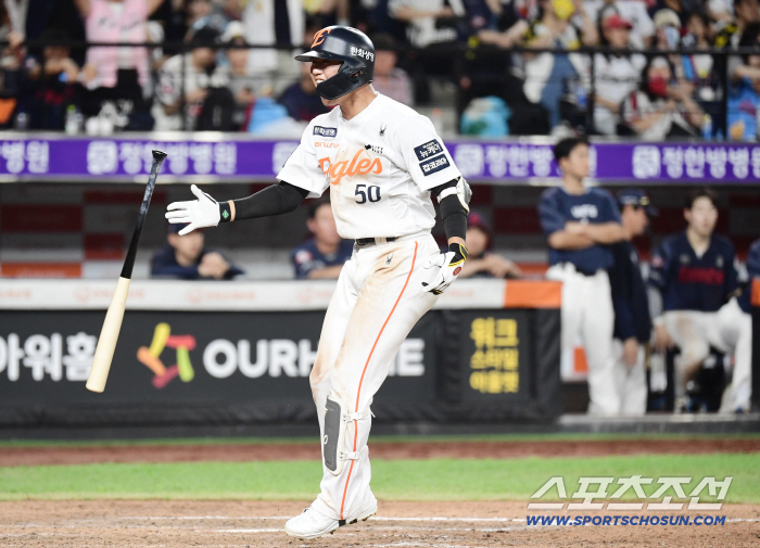  Lee Won-seok walks in the bottom of the 11th inning