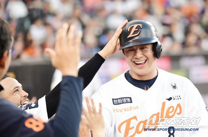  Noh Si-hwan made a double in the second inning and scored first