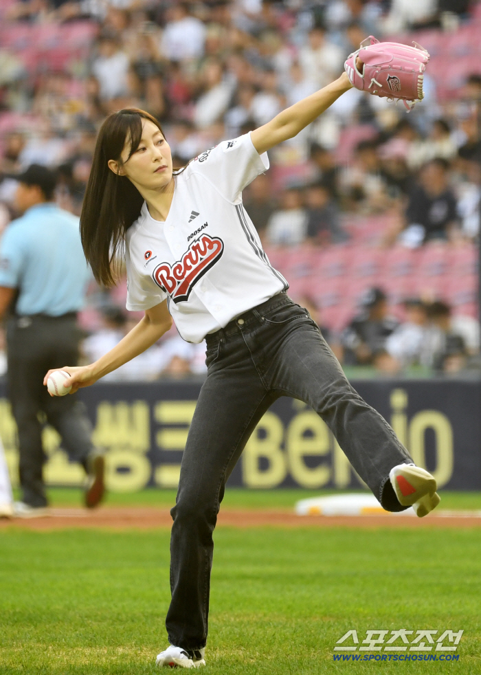  Strong kick using long legs