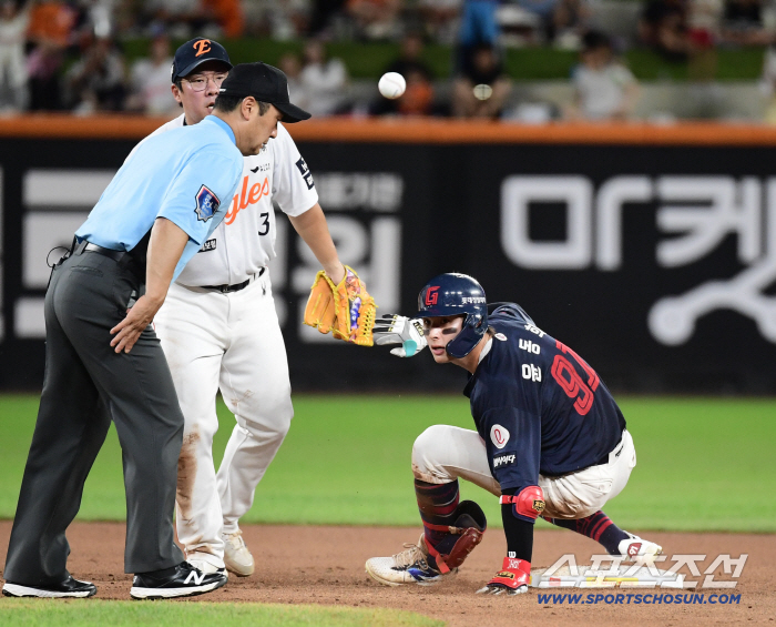  Yun Donghee finally hit a tiebreaking RBI double