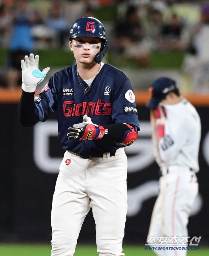  Yun Donghee's RBI double to start the game