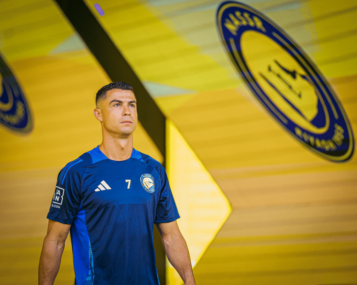 Ronaldo of the world will be in the second division of the Champions League? Asian brothers are moving up and down...Playing with Ronaldo is my lifelong dream