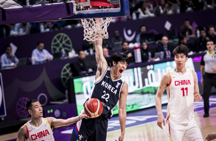 Shocked! 13% on 3-pointers, couldn't win. 71-79 Korean semifinals frustrated by the Great Wall. Lee Hyun-joong scored 22 points. Generation change  One Team Korea got it