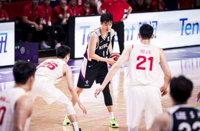 Shocked! 13% on 3-pointers, couldn't win. 71-79 Korean semifinals frustrated by the Great Wall. Lee Hyun-joong scored 22 points. Generation change  One Team Korea got it