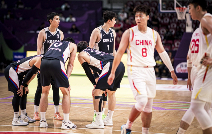Shocked! 13% on 3-pointers, couldn't win. 71-79 Korean semifinals frustrated by the Great Wall. Lee Hyun-joong scored 22 points. Generation change  One Team Korea got it