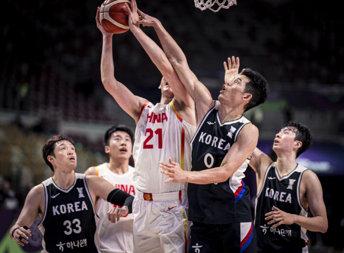 Shocked! 13% on 3-pointers, couldn't win. 71-79 Korean semifinals frustrated by the Great Wall. Lee Hyun-joong scored 22 points. Generation change  One Team Korea got it