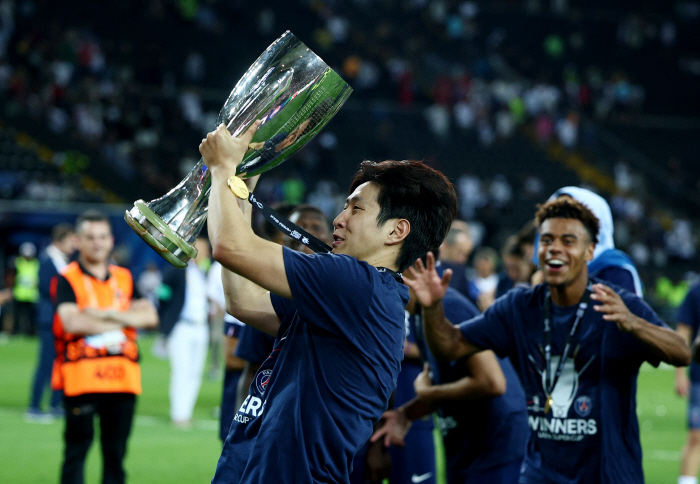 Super awesome! Lee Kang-in is a hero. After a series of rave reviews, the coach also gave a thumbs up → crazy mid-range gun PSG Super Cup championship...The penalty shootout was sharp, too