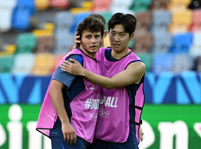 Super awesome! Lee Kang-in is a hero. After a series of rave reviews, the coach also gave a thumbs up → crazy mid-range gun PSG Super Cup championship...The penalty shootout was sharp, too