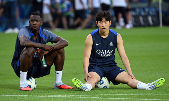 Super awesome! Lee Kang-in is a hero. After a series of rave reviews, the coach also gave a thumbs up → crazy mid-range gun PSG Super Cup championship...The penalty shootout was sharp, too