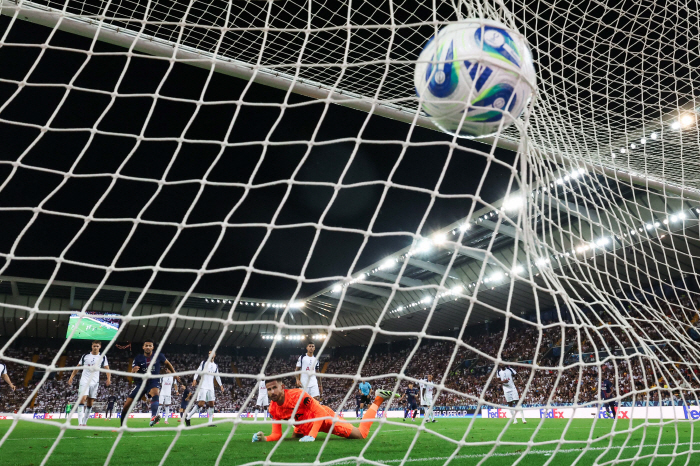 Super awesome! Lee Kang-in is a hero. After a series of rave reviews, the coach also gave a thumbs up → crazy mid-range gun PSG Super Cup championship...The penalty shootout was sharp, too