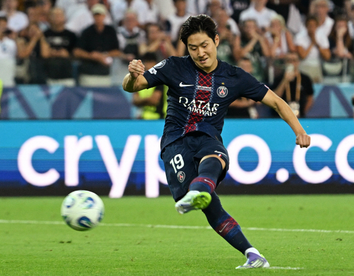 Super awesome! Lee Kang-in is a hero. After a series of rave reviews, the coach also gave a thumbs up → crazy mid-range gun PSG Super Cup championship...The penalty shootout was sharp, too