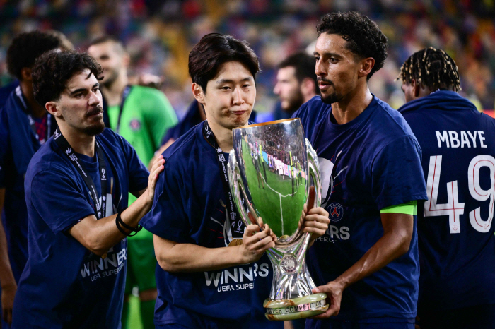 Super awesome! Lee Kang-in is a hero. After a series of rave reviews, the coach also gave a thumbs up → crazy mid-range gun PSG Super Cup championship...The penalty shootout was sharp, too